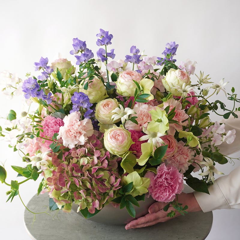 【母の日】淡いピンクから淡いグリーンに広がるグラデーションが美しいバラとピンクカーネーションのアレンジメント