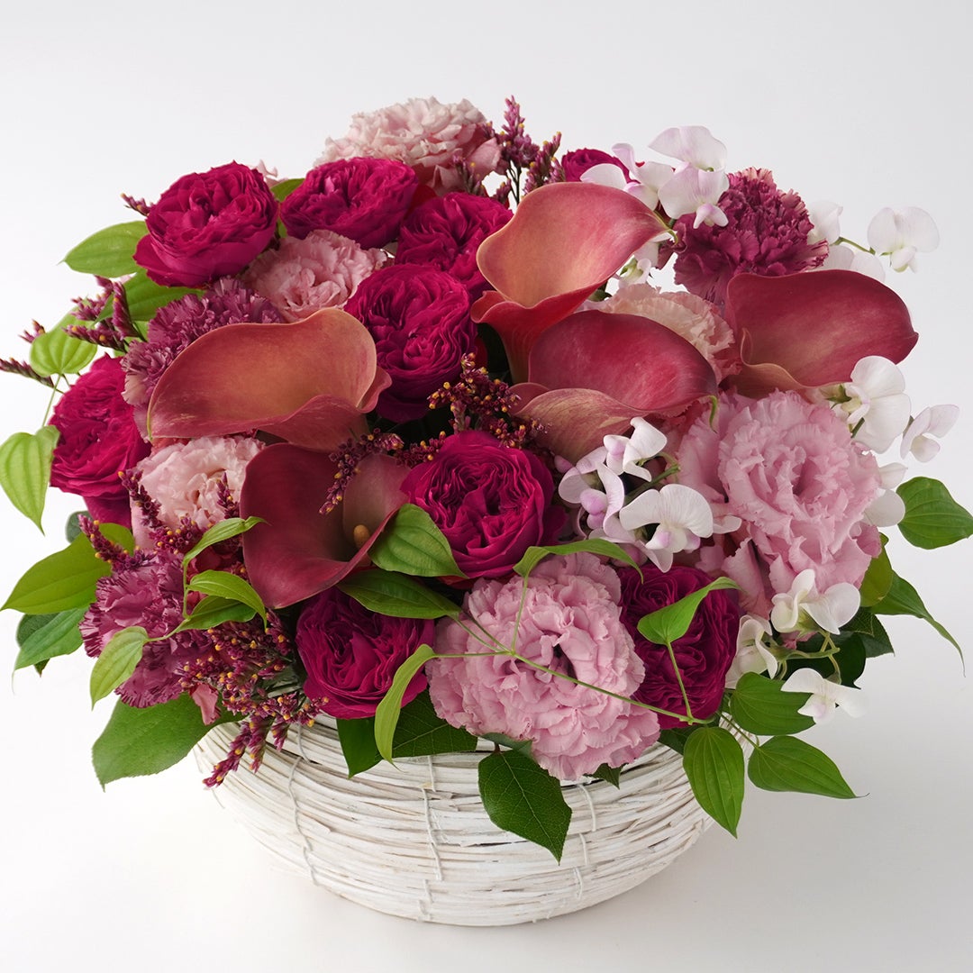 【母の日】赤いカラーとスプレーバラのアレンジメント