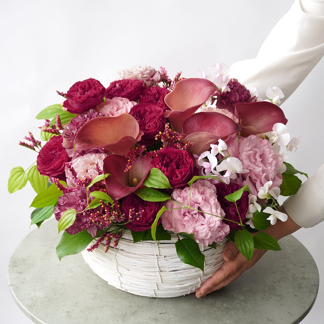 【母の日】濃いピンクのカラーと大輪バラのアレンジメント