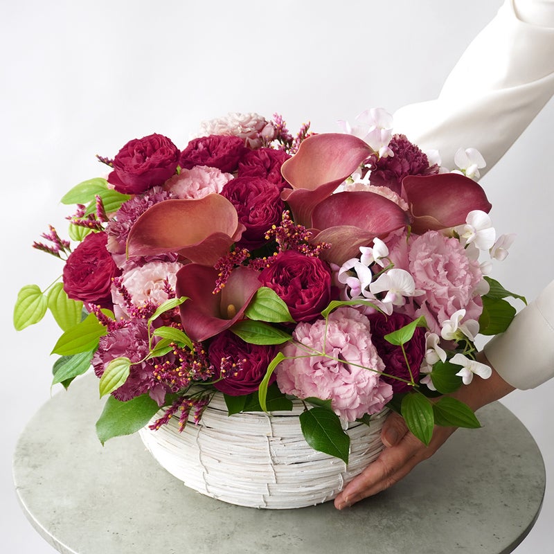 【母の日】濃いピンクのカラーと大輪バラのアレンジメント