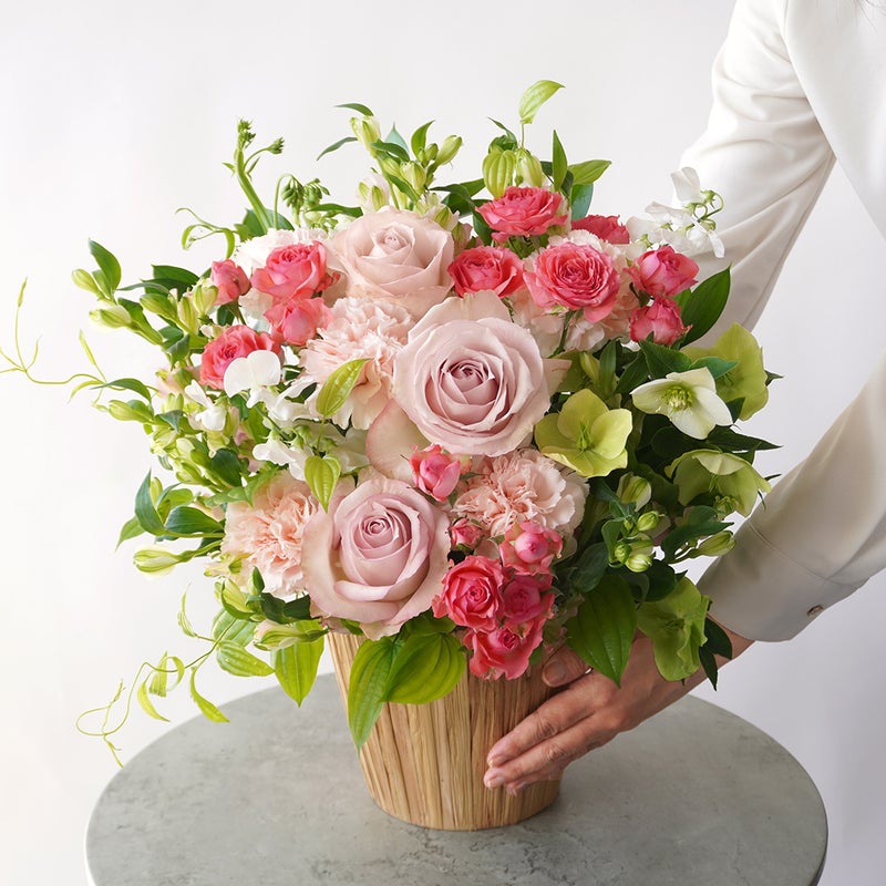 【母の日】淡いピンクの大輪バラとカーネーションのアレンジメント