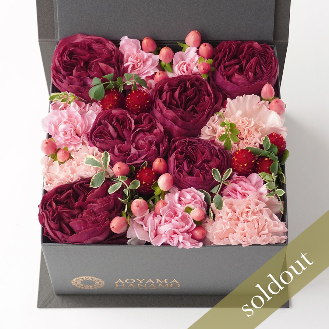 【母の日】ワインレッドの大輪バラとカーネーションのボックスアレンジメント