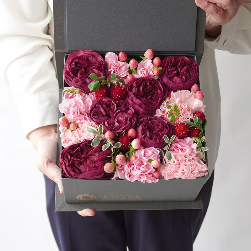 【母の日】ワインレッドの大輪バラとカーネーションのボックスアレンジメント