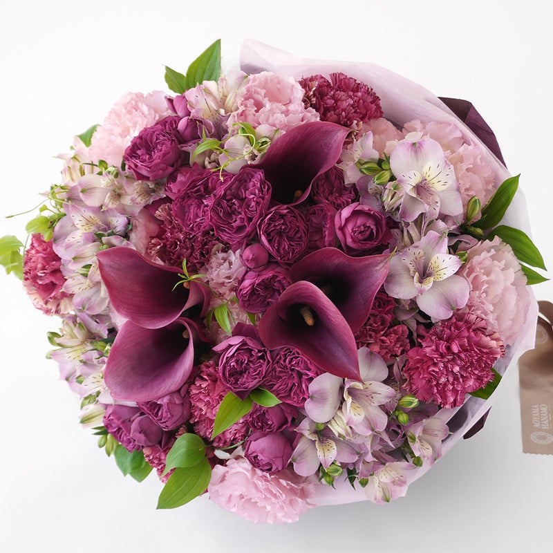 【母の日】ワインレッドのカラーとスプレーバラのラウンドブーケ