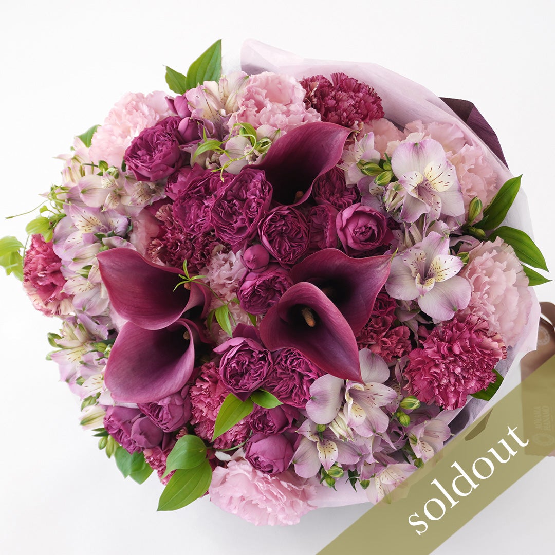 【母の日】ワインレッドのカラーとスプレーバラのラウンドブーケ