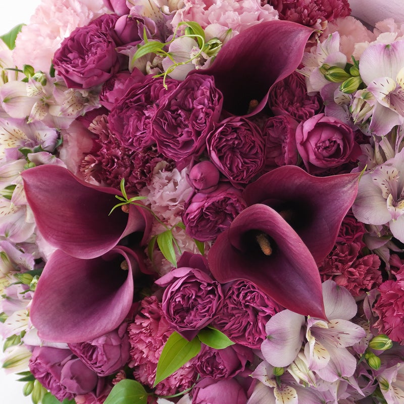 【母の日】ワインレッドのカラーとスプレーバラのラウンドブーケ