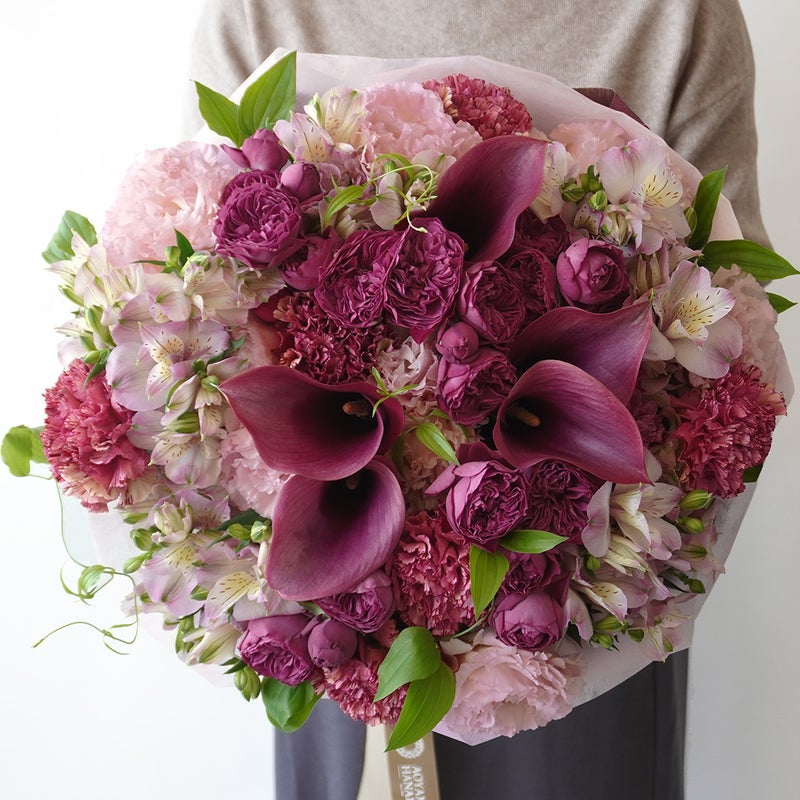 【母の日】ワインレッドのカラーとスプレーバラのラウンドブーケ