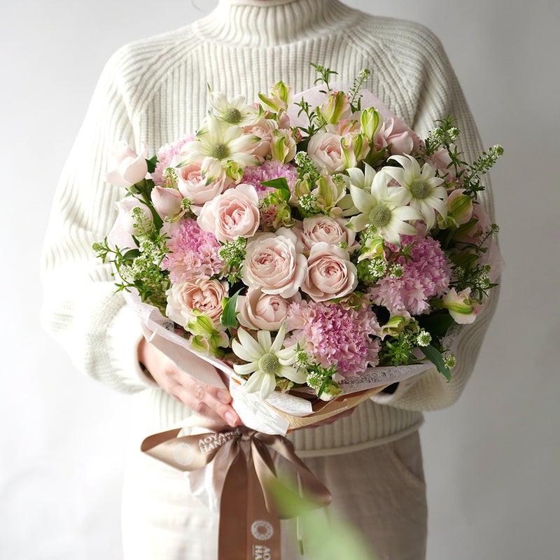 【母の日】淡いピンクのスプレーバラやカーネーションの花束