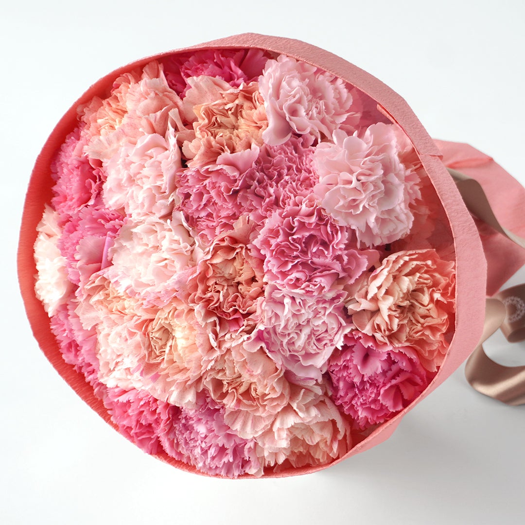 【母の日】ピンクの濃淡が華やかなラウンドスタイルのカーネーションブーケ