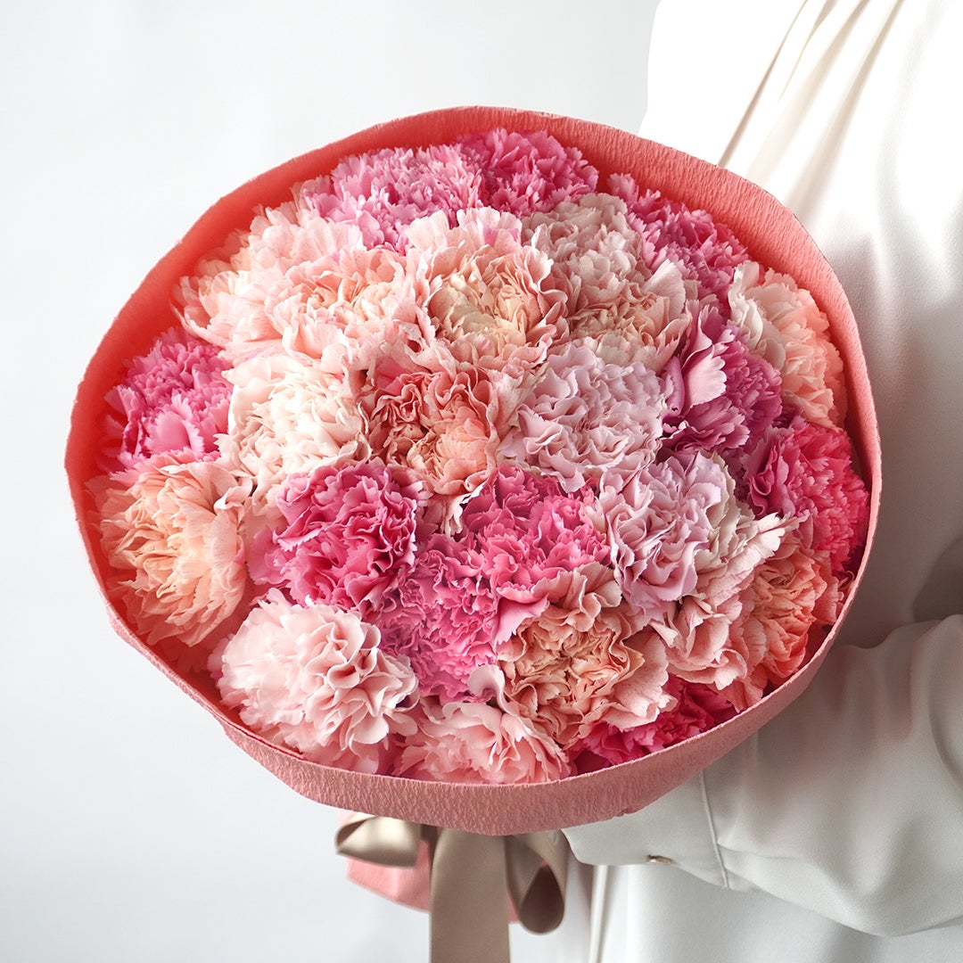 【母の日】ピンクの濃淡が華やかなラウンドスタイルのカーネーションブーケ