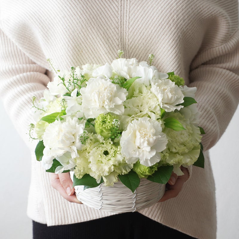 【母の日・お供え】白いカーネーションと淡いグリーンのトルコキキョウのお供えアレンジメント