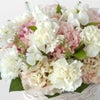 【母の日・お供え】白いカーネーションと淡いピンクのトルコキキョウのお供えアレンジメント