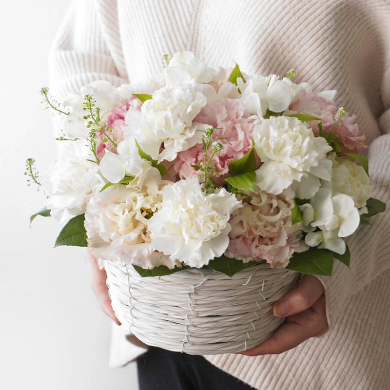 【母の日・お供え】白いカーネーションと淡いピンクのトルコキキョウのお供えアレンジメント