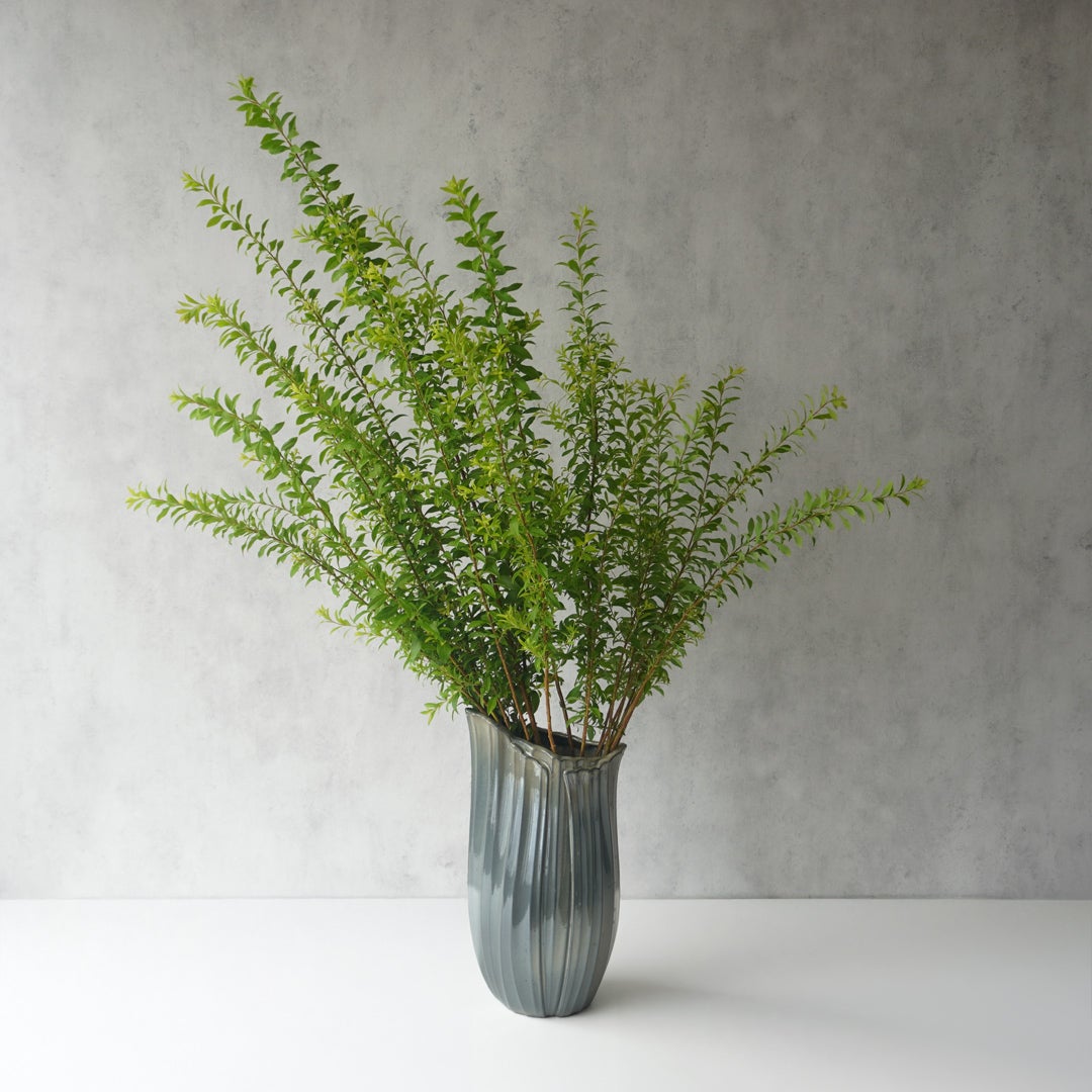 枝もの用の非対称なフォルムの陶製花瓶