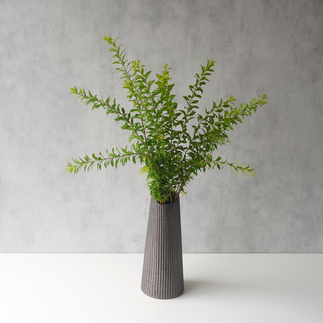 枝もの用の三角錐のようなフォルムの陶製花瓶