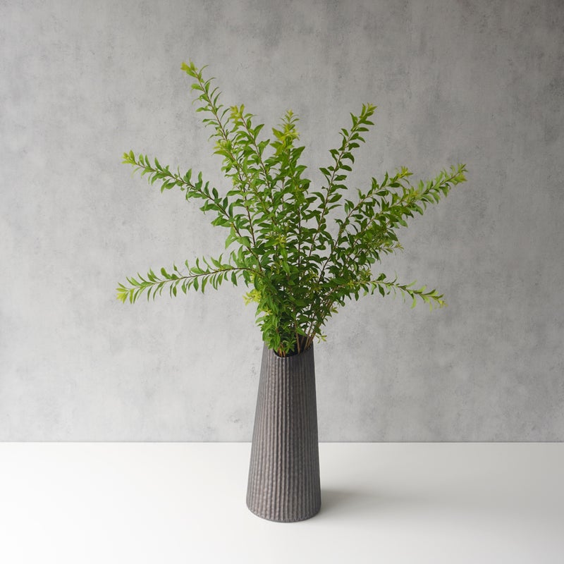枝もの用の三角錐のようなフォルムの陶製花瓶