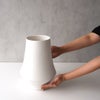 枝もの用の安定感のある陶製花瓶（ホワイト）