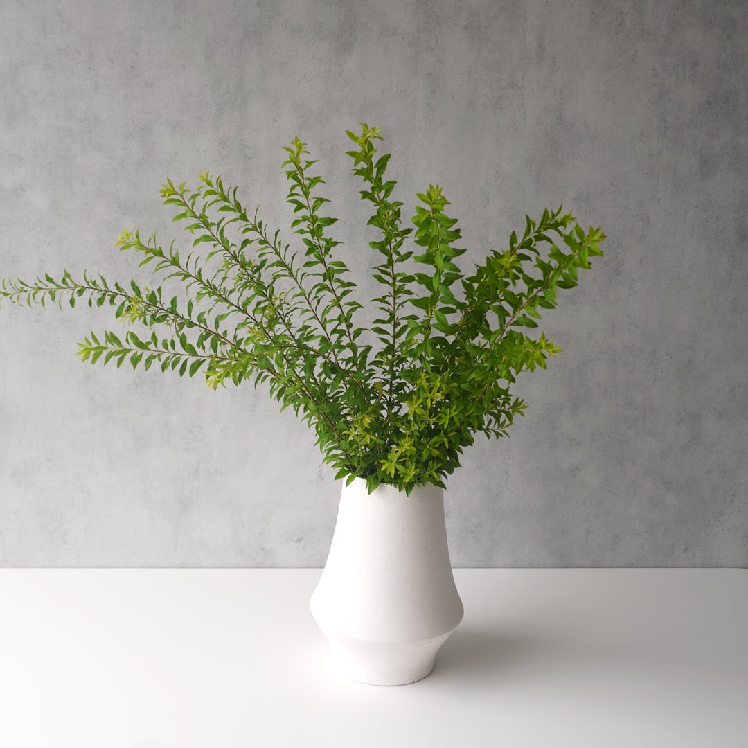枝もの用の安定感のある陶製花瓶（ホワイト）