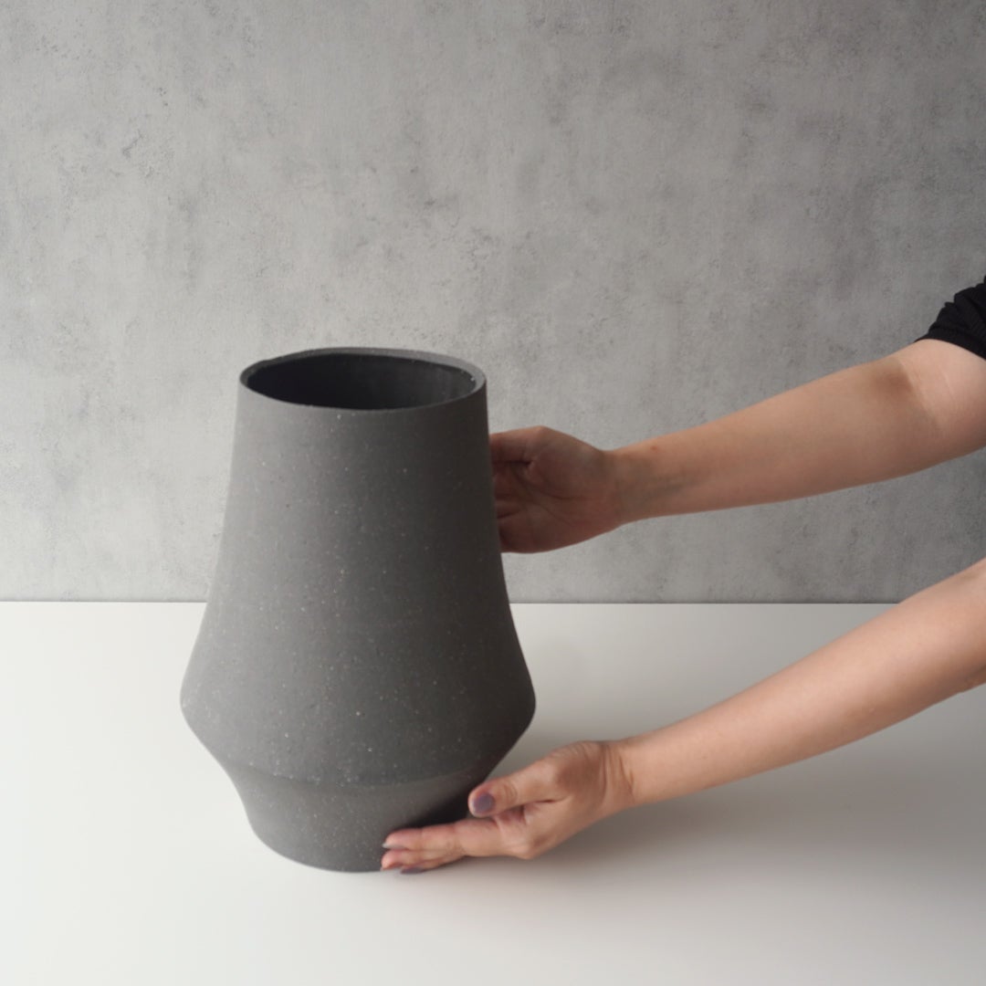 枝もの用の安定感のある陶製花瓶（グレー）