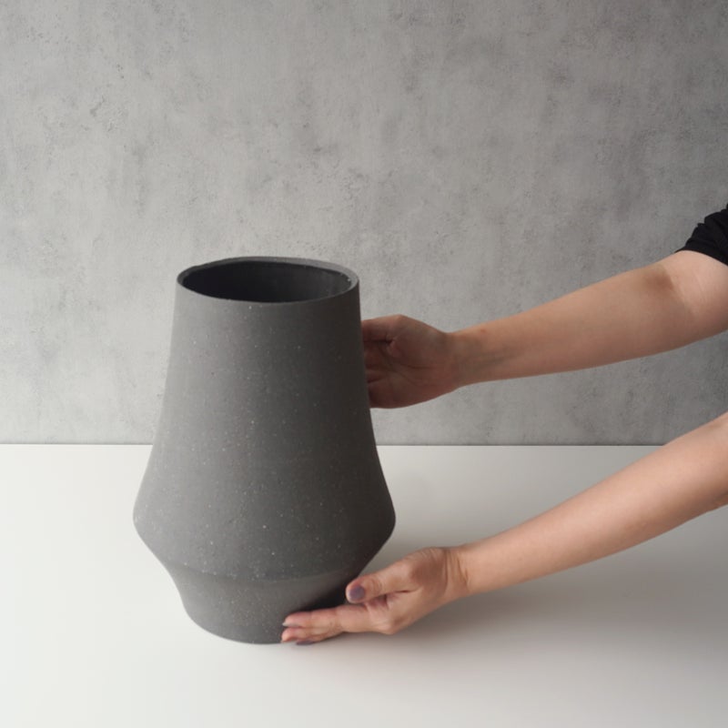 枝もの用の安定感のある陶製花瓶（グレー）
