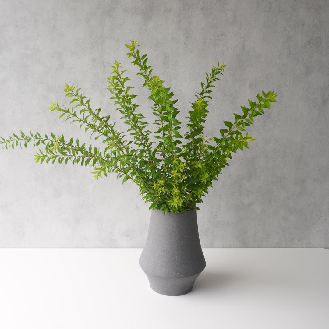 枝もの用の安定感のある陶製花瓶（グレー）