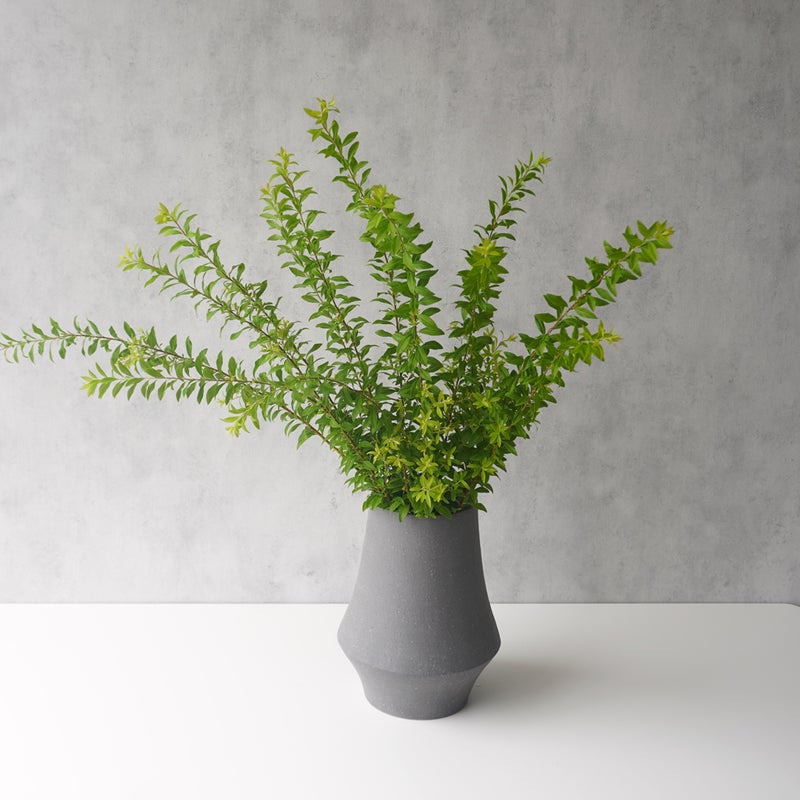 枝もの用の安定感のある陶製花瓶（グレー）