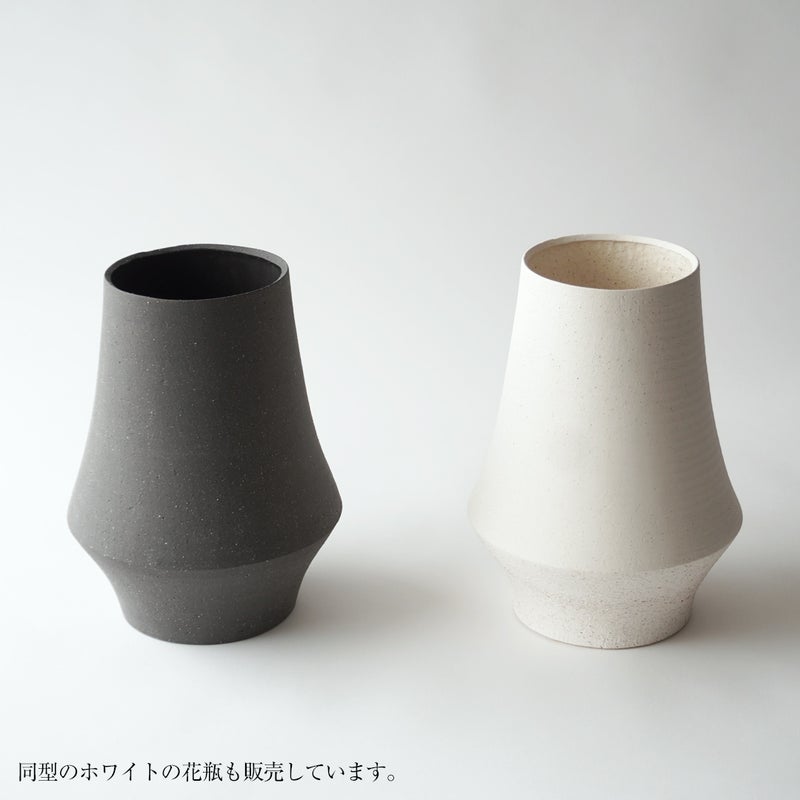 枝もの用の安定感のある陶製花瓶（グレー）