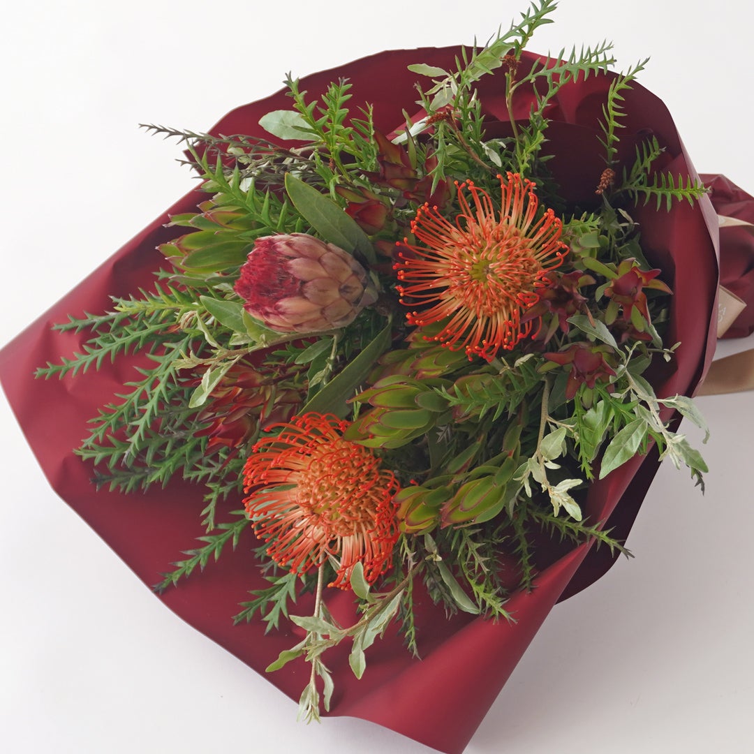ピンクッションとプロテアの花束