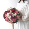 【クリスマス】深みのあるピンクの大輪バラやカーネーションの花束