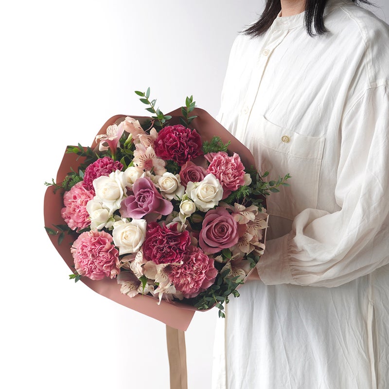 【クリスマス】深みのあるピンクの大輪バラやカーネーションの花束