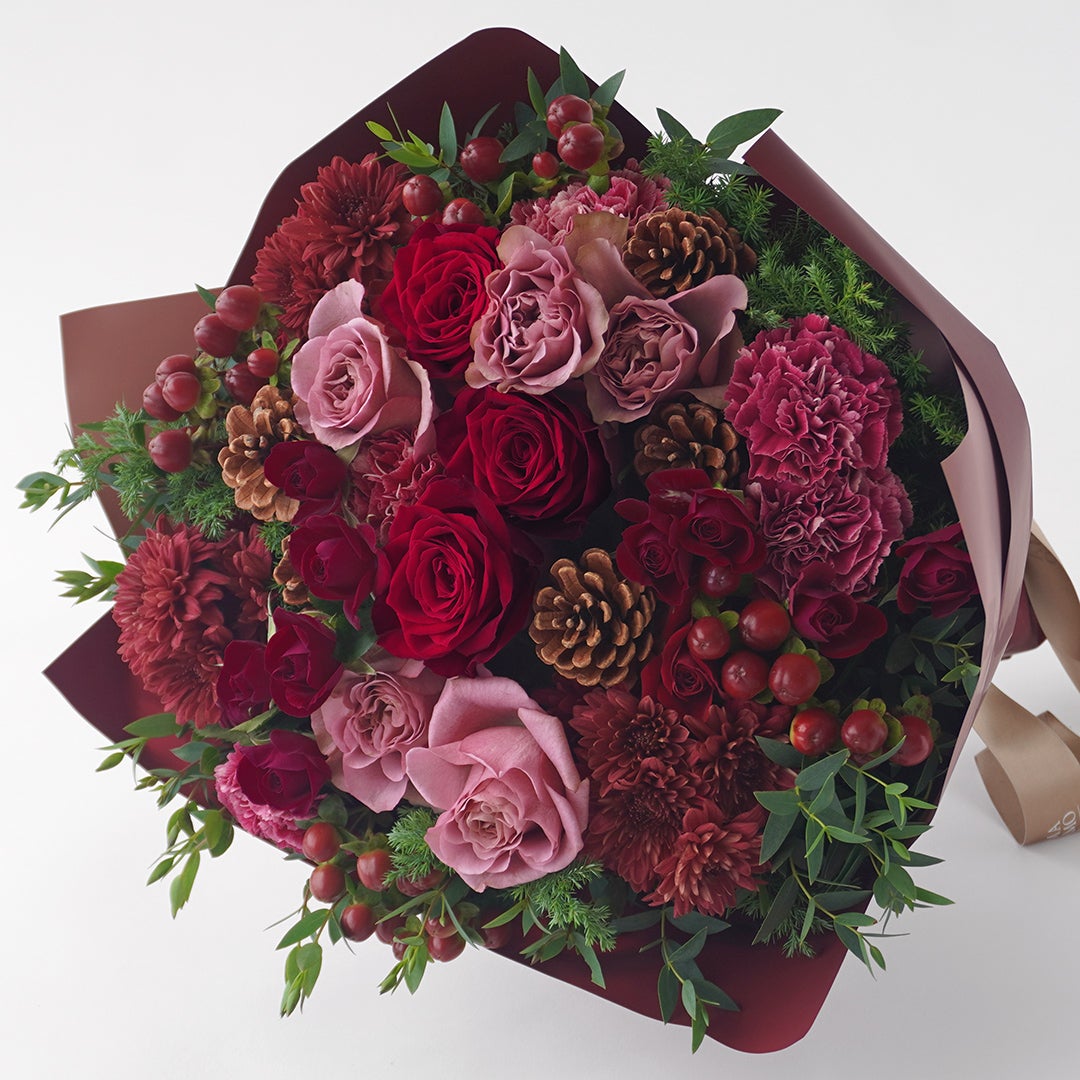 【クリスマス】赤とピンクの大輪バラやカーネーションの花束
