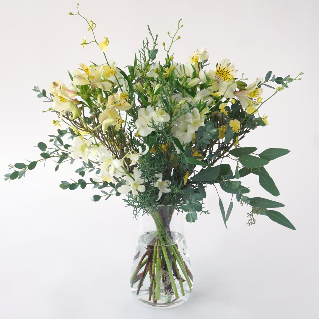 【クリスマス】白や淡い黄色の花々に、季節感のあるリーフを合わせた花束
