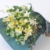 【クリスマス】白や淡い黄色の花々に、季節感のあるリーフを合わせた花束