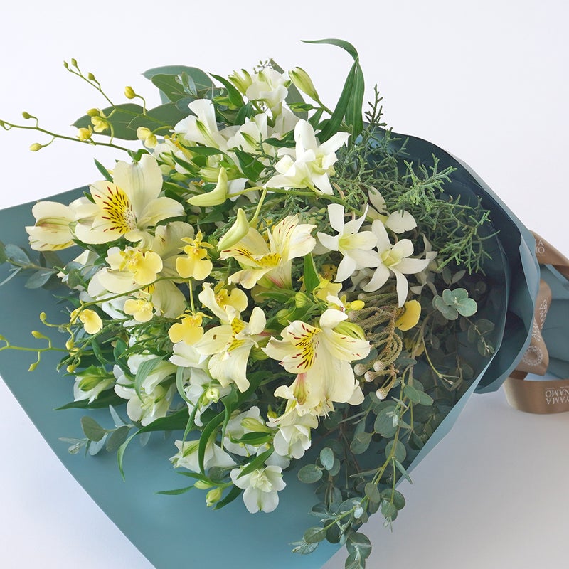 【クリスマス】白や淡い黄色の花々に、季節感のあるリーフを合わせた花束