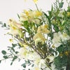 【クリスマス】白や淡い黄色の花々に、季節感のあるリーフを合わせた花束
