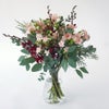 【クリスマス】ピンクや赤の花々に、季節感のあるリーフを合わせた花束