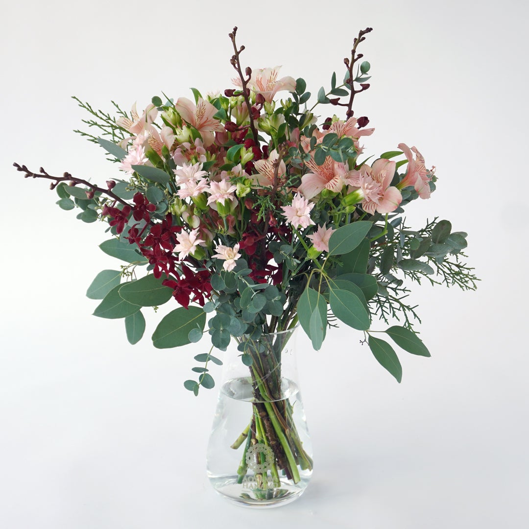 【クリスマス】ピンクや赤の花々に、季節感のあるリーフを合わせた花束