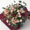 【クリスマス】ピンクや赤の花々に、季節感のあるリーフを合わせた花束